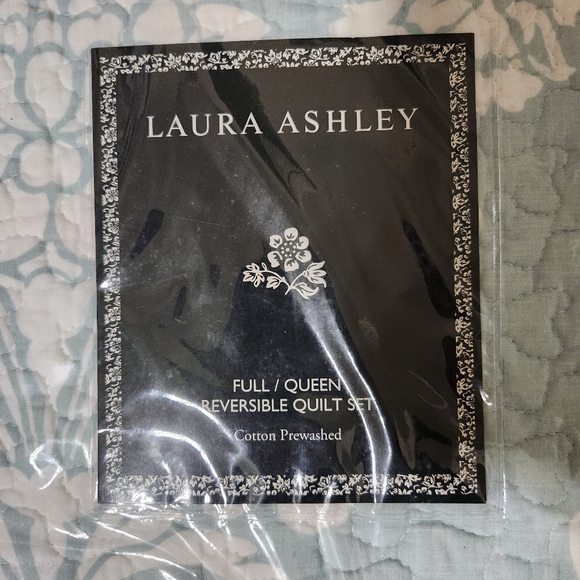 Laura Ashley Queen Full/Quilt set with 2 shams - Picture 2 of 5